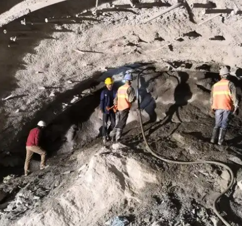 拜城隧道拱顶带模注浆料，微膨胀注浆料的特点及施工工艺